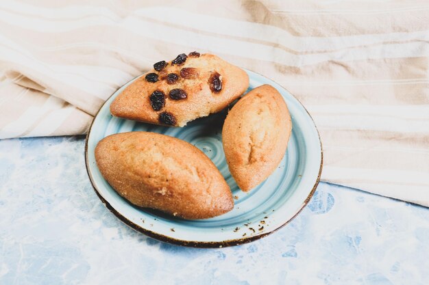 Tablero con delicioso pastel en la mesa