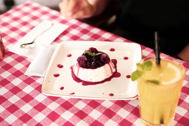 Tablero con delicioso pastel en la mesa