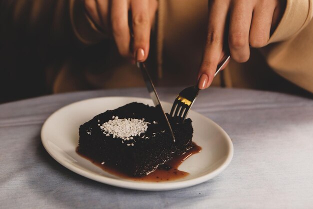 Tablero con delicioso pastel en la mesa