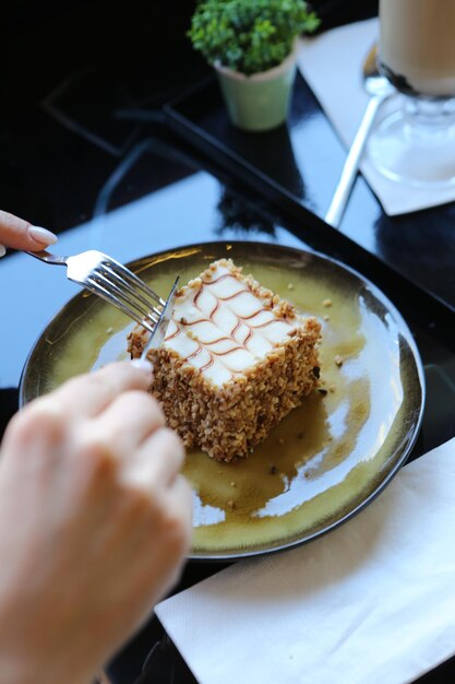 Tablero con delicioso pastel en la mesa