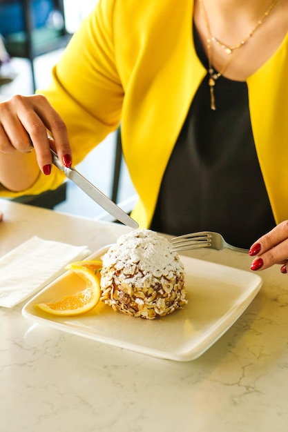 Tablero con delicioso pastel en la mesa