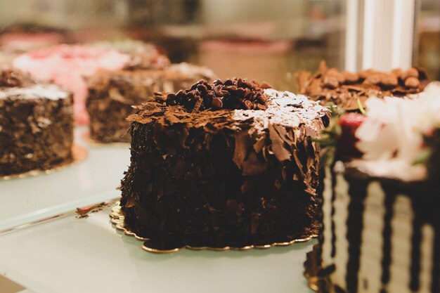 Tablero con delicioso pastel en la mesa