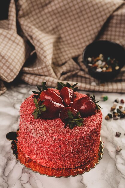 Tablero con delicioso pastel en la mesa