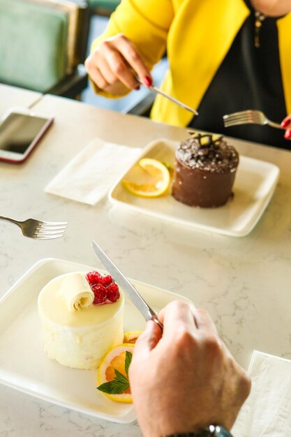 Foto tablero con delicioso pastel en la mesa