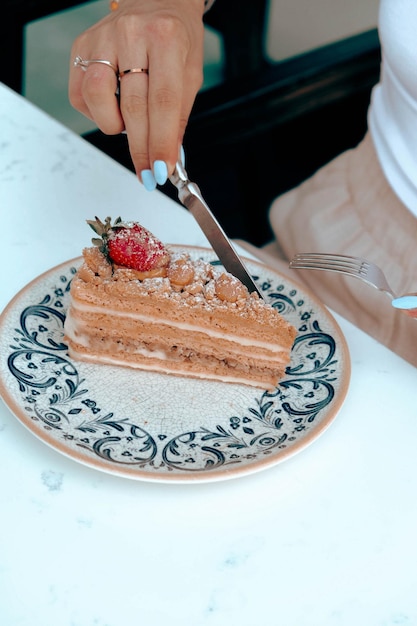 Tablero con delicioso pastel en la mesa