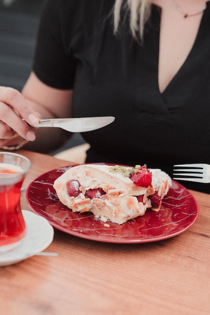 Tablero con delicioso pastel en la mesa