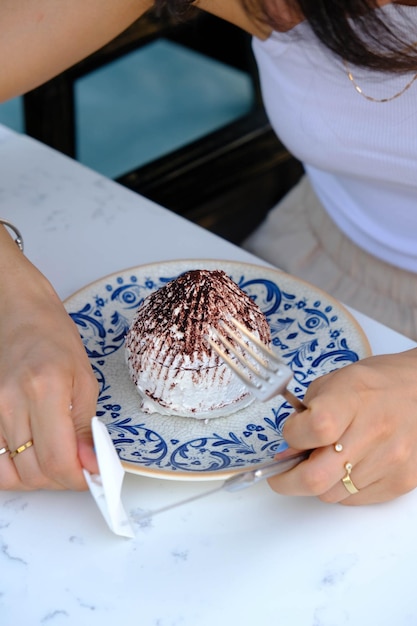 Tablero con delicioso pastel en la mesa