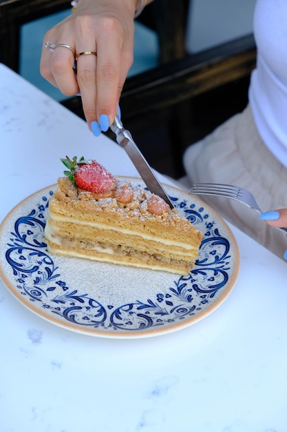 Tablero con delicioso pastel en la mesa