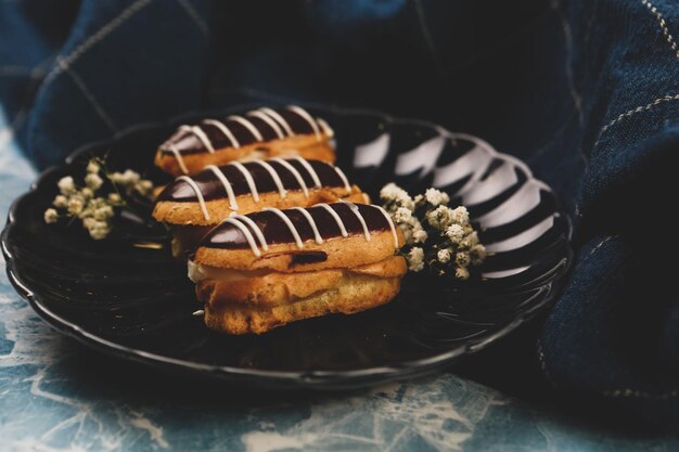 Tablero con delicioso pastel en la mesa