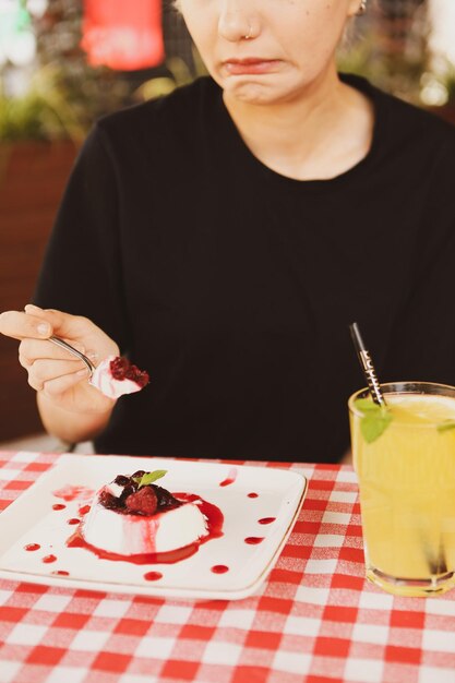 Foto tablero con delicioso pastel en la mesa