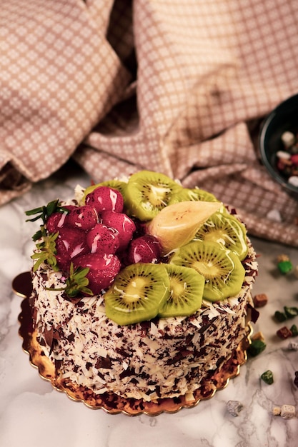 Foto tablero con delicioso pastel en la mesa