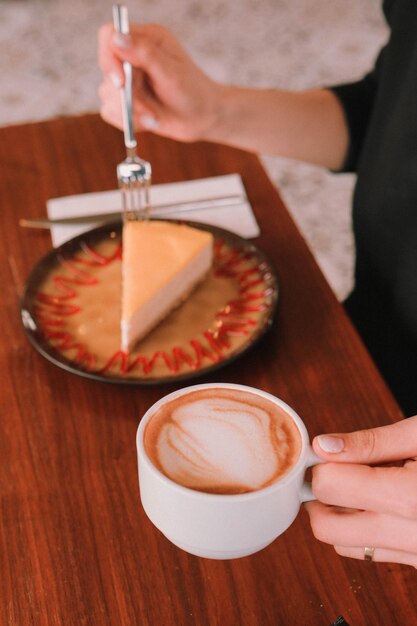 Tablero con delicioso pastel en la mesa