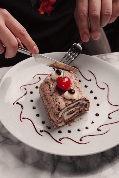 Tablero con delicioso pastel en la mesa