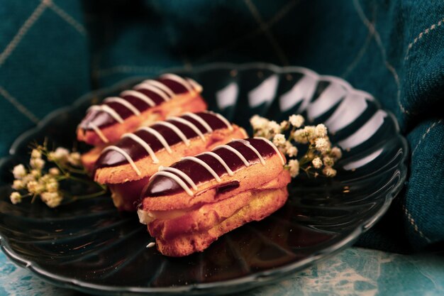 Tablero con delicioso pastel en la mesa