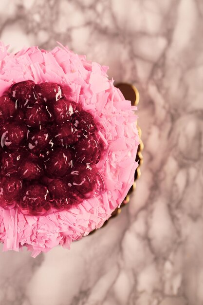 Tablero con delicioso pastel en la mesa