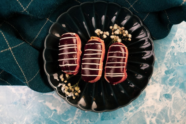 Tablero con delicioso pastel en la mesa