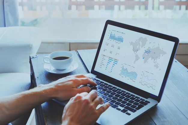 Foto tablero de finanzas con gráficos financieros y gráficos de datos concepto de inteligencia de negocios en la pantalla de la computadora portátil