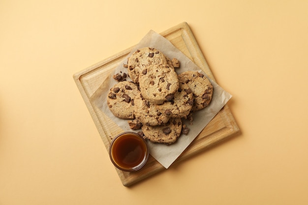 Tablero con galletas y caramelo sobre fondo beige