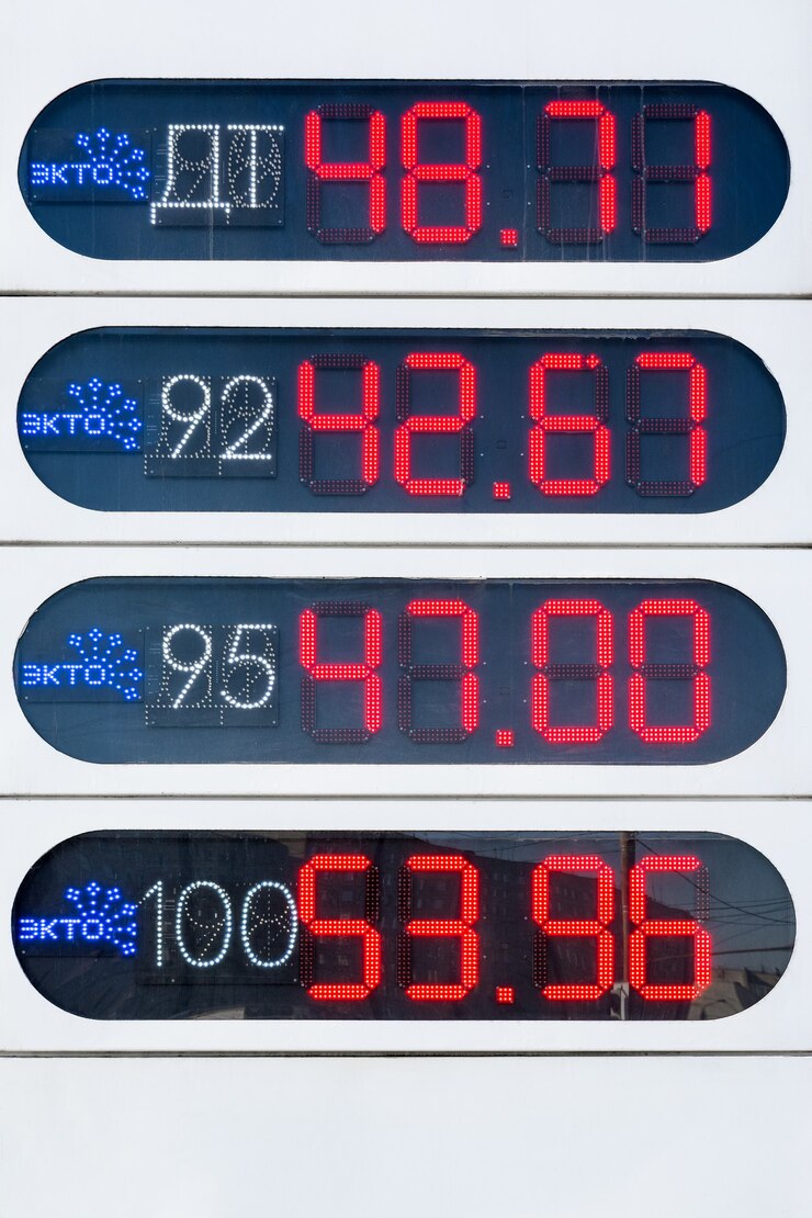 Foto tablero de información con precios de gasolina en la gasolinera de la ciudad.