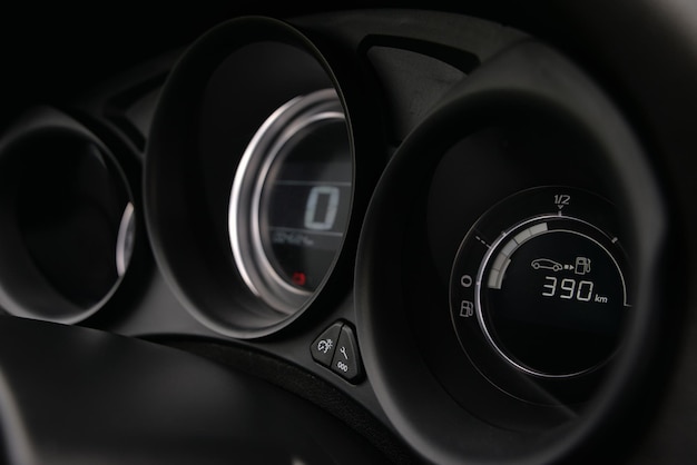 Tablero de instrumentos del automóvil Panel de instrumentos del automóvil moderno con velocímetro y tacómetro