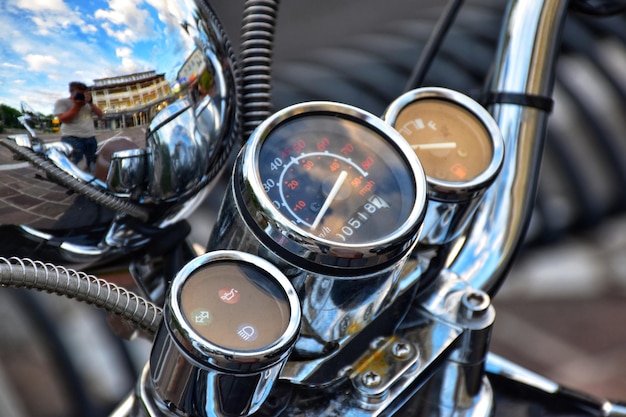 Tablero de instrumentos de una motocicleta en primer plano