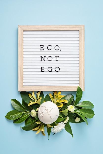 Tablero de letras con texto eco no ego Save the planet idea