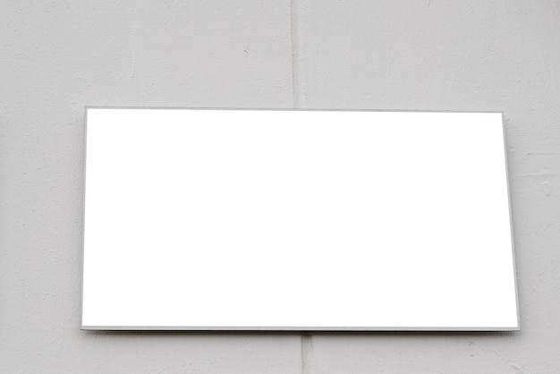 Tablero de letrero blanco vacío cuadrado en blanco en el edificio de fachada arquitecto moderno