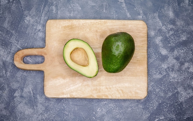 Foto tablero de madera con aguacate