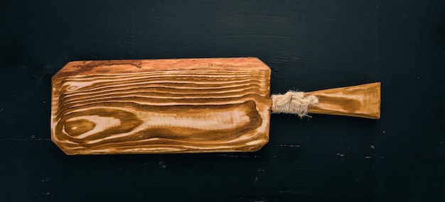 Tablero de madera antiguo de cocina Sobre un fondo negro Espacio libre para texto Vista superior