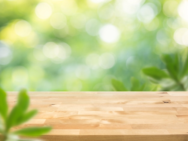 Tablero de madera en blanco con fondo de patio verde borroso