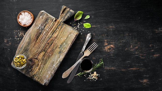 Tablero de madera de cocina Fondo de alimentos Sobre un fondo de madera Vista superior Espacio libre para su texto