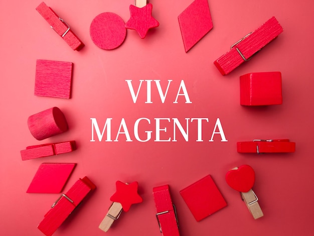 Tablero de madera coloreada con la palabra VIVA MAGENTA