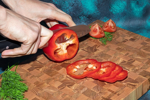 Tablero de madera para cortar productos hechos a mano con verduras picadas sobre un fondo claro