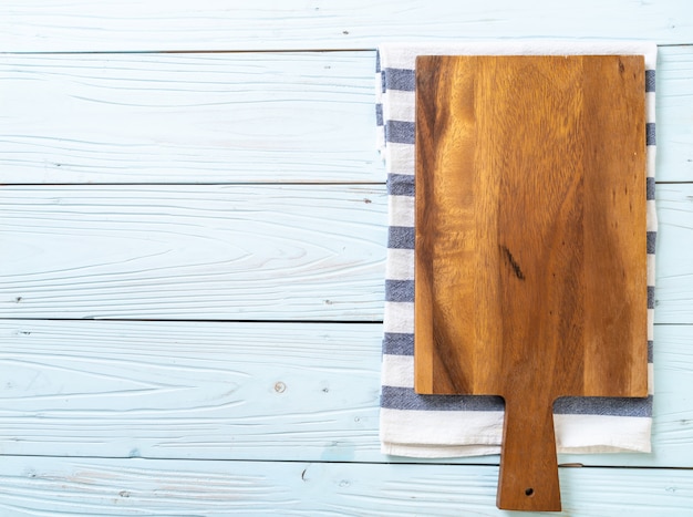 tablero de madera de corte vacío con paño de cocina