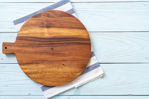 Tablero de madera de corte vacío con paño de cocina