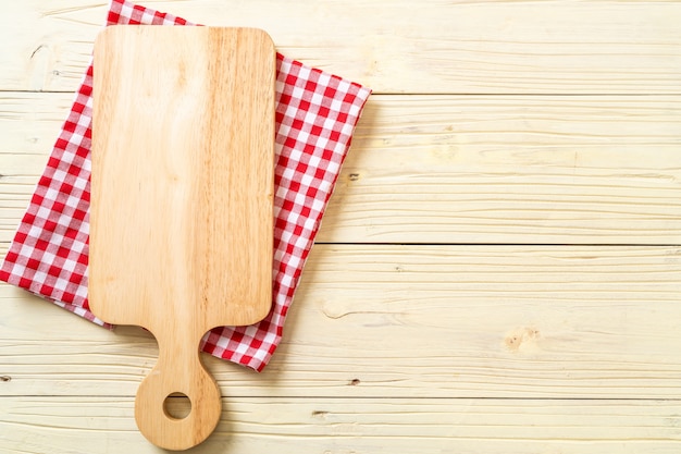 tablero de madera de corte vacío con paño de cocina