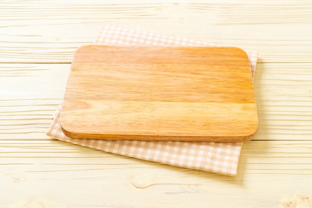 tablero de madera de corte vacío con paño de cocina