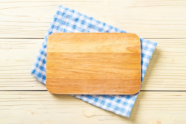 tablero de madera de corte vacío con paño de cocina