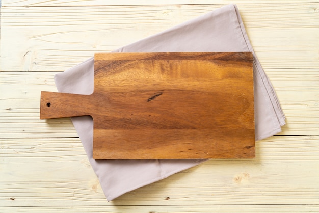 tablero de madera de corte vacío con paño de cocina