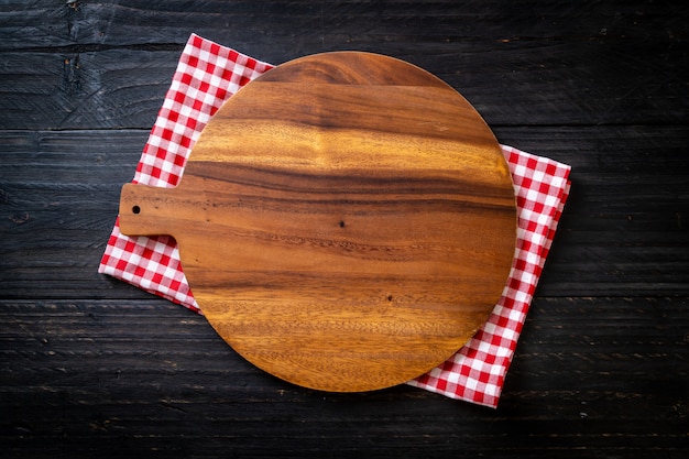 Foto tablero de madera de corte vacío con paño de cocina