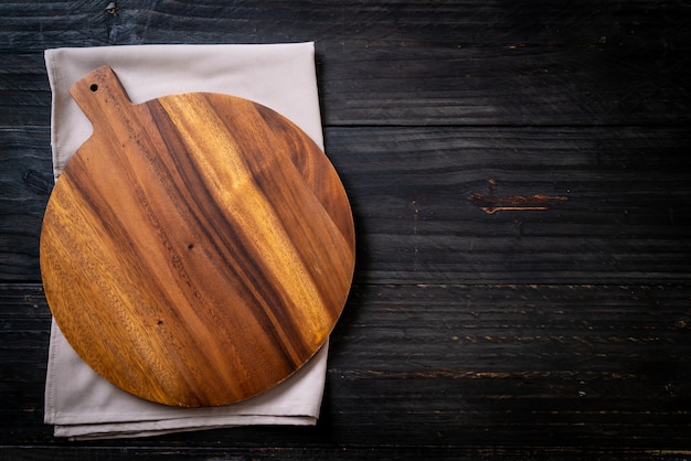 tablero de madera de corte vacío con paño de cocina