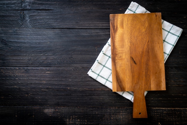 tablero de madera de corte vacío con paño de cocina