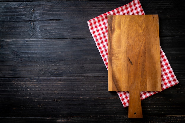 tablero de madera de corte vacío con paño de cocina