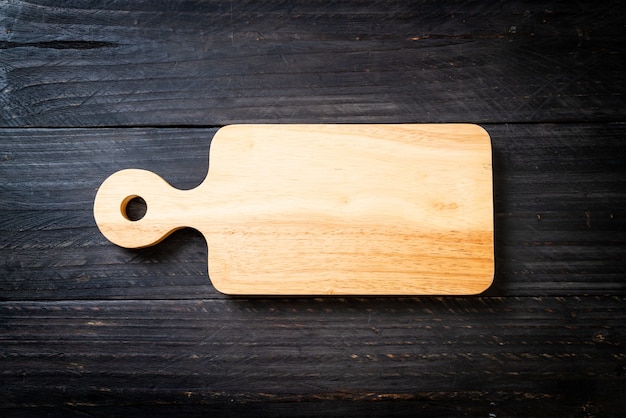 Foto tablero de madera de corte vacío con paño de cocina