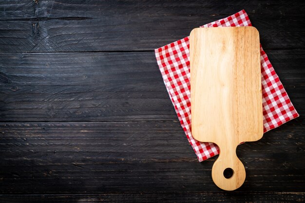 tablero de madera de corte vacío con paño de cocina