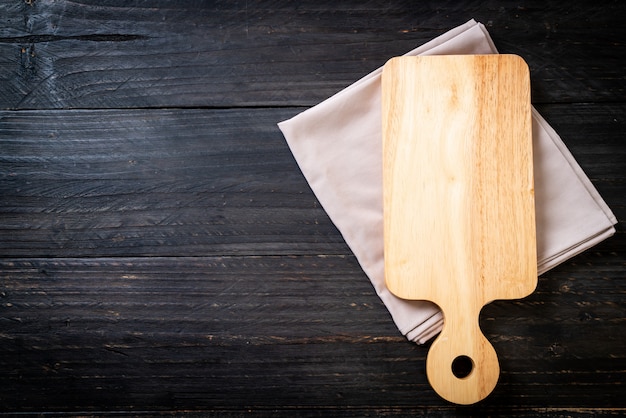 tablero de madera de corte vacío con paño de cocina