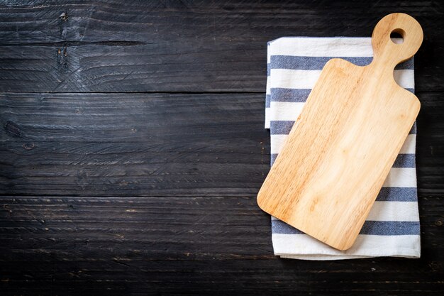 tablero de madera de corte vacío con paño de cocina