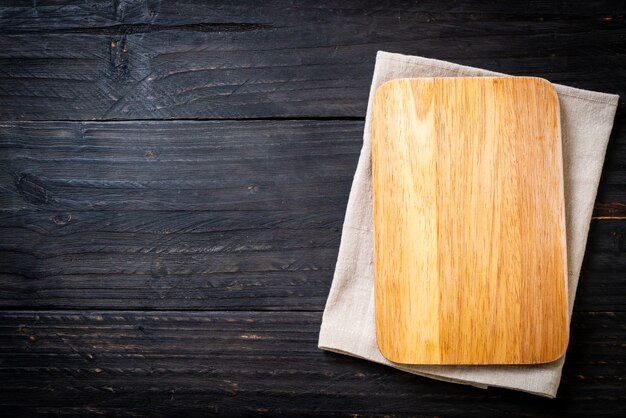 tablero de madera de corte vacío con paño de cocina