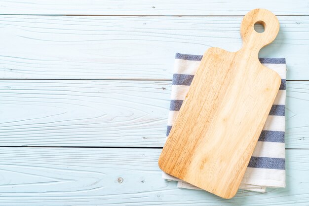 tablero de madera de corte vacío con paño de cocina