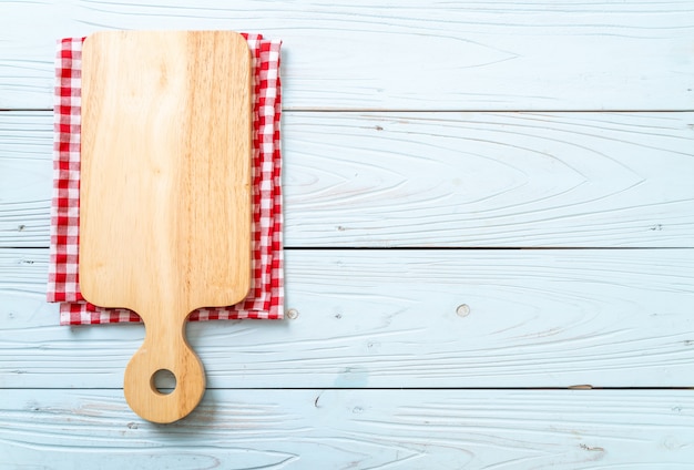 tablero de madera de corte vacío con paño de cocina